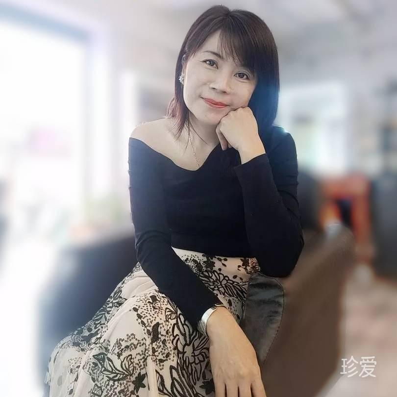 爱弹吉他的华儿