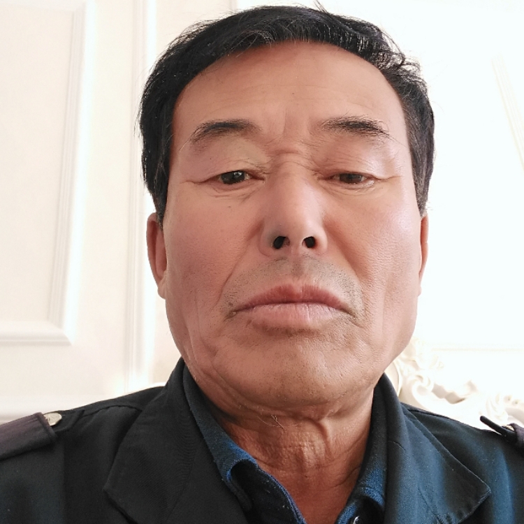 晚上孤寂的男人