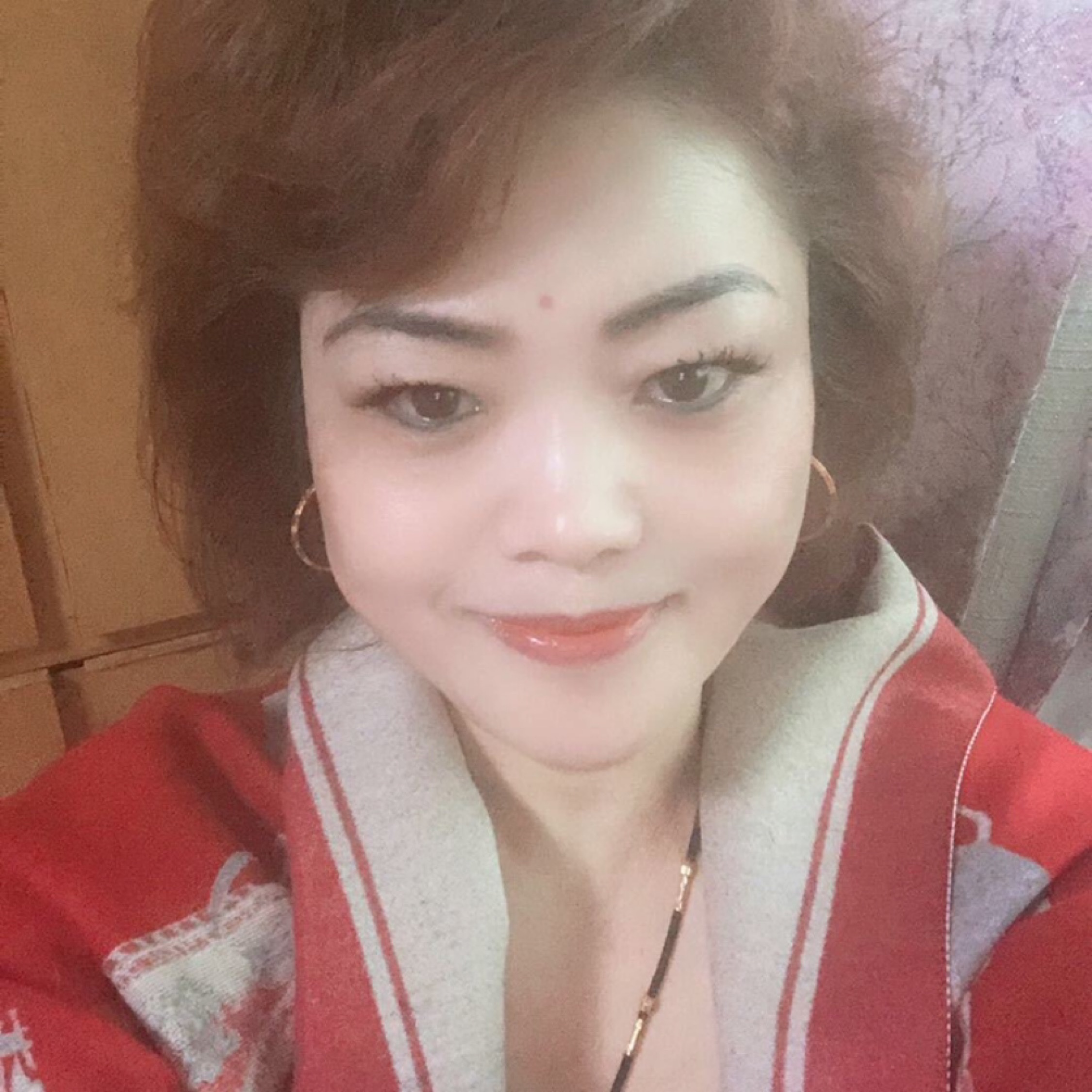 格格不入的微笑