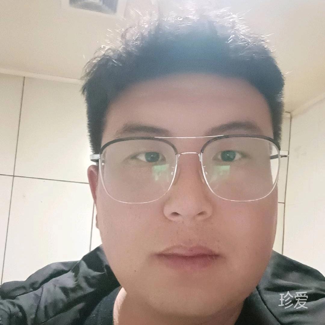 坐在小酒館門口