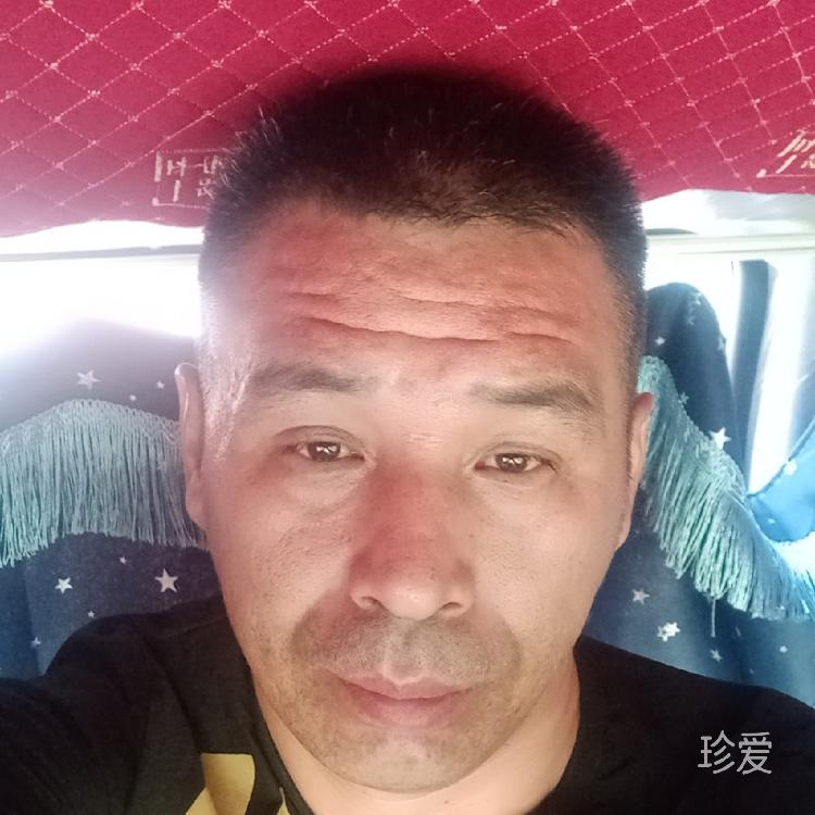 喷烟吐雾的大男人
