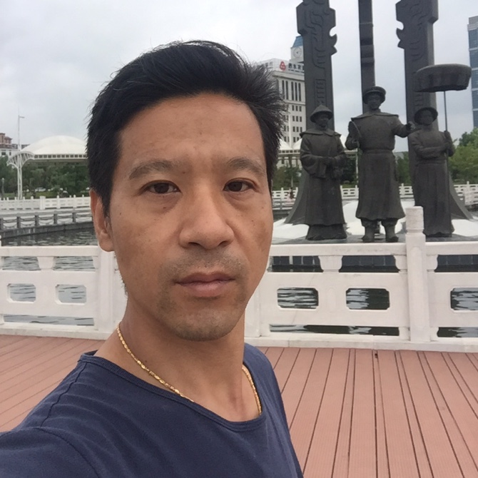 強忍的笑容背後