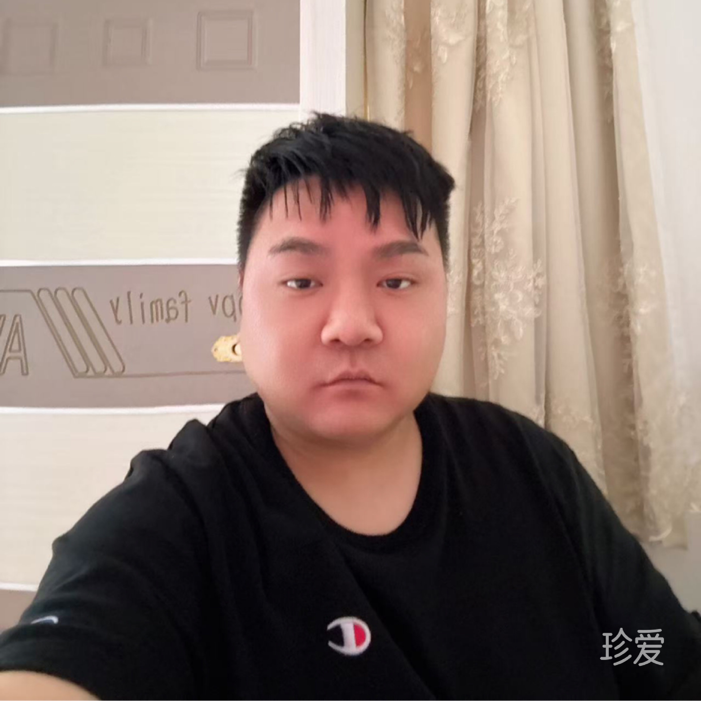 閉仩雙眼默默等待