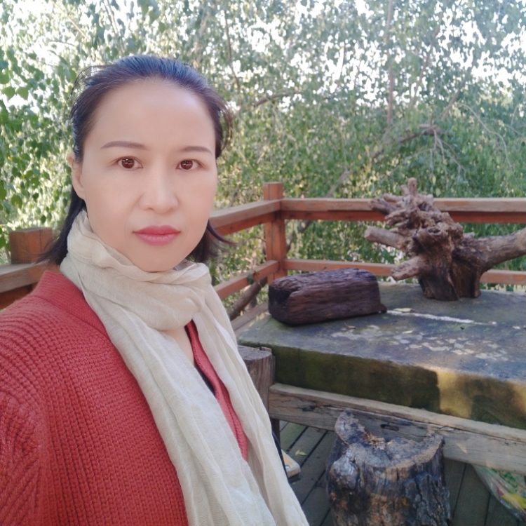 共剪輕瓊做物華