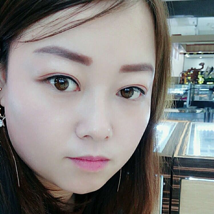 一抹苦笑隱藏悲傷