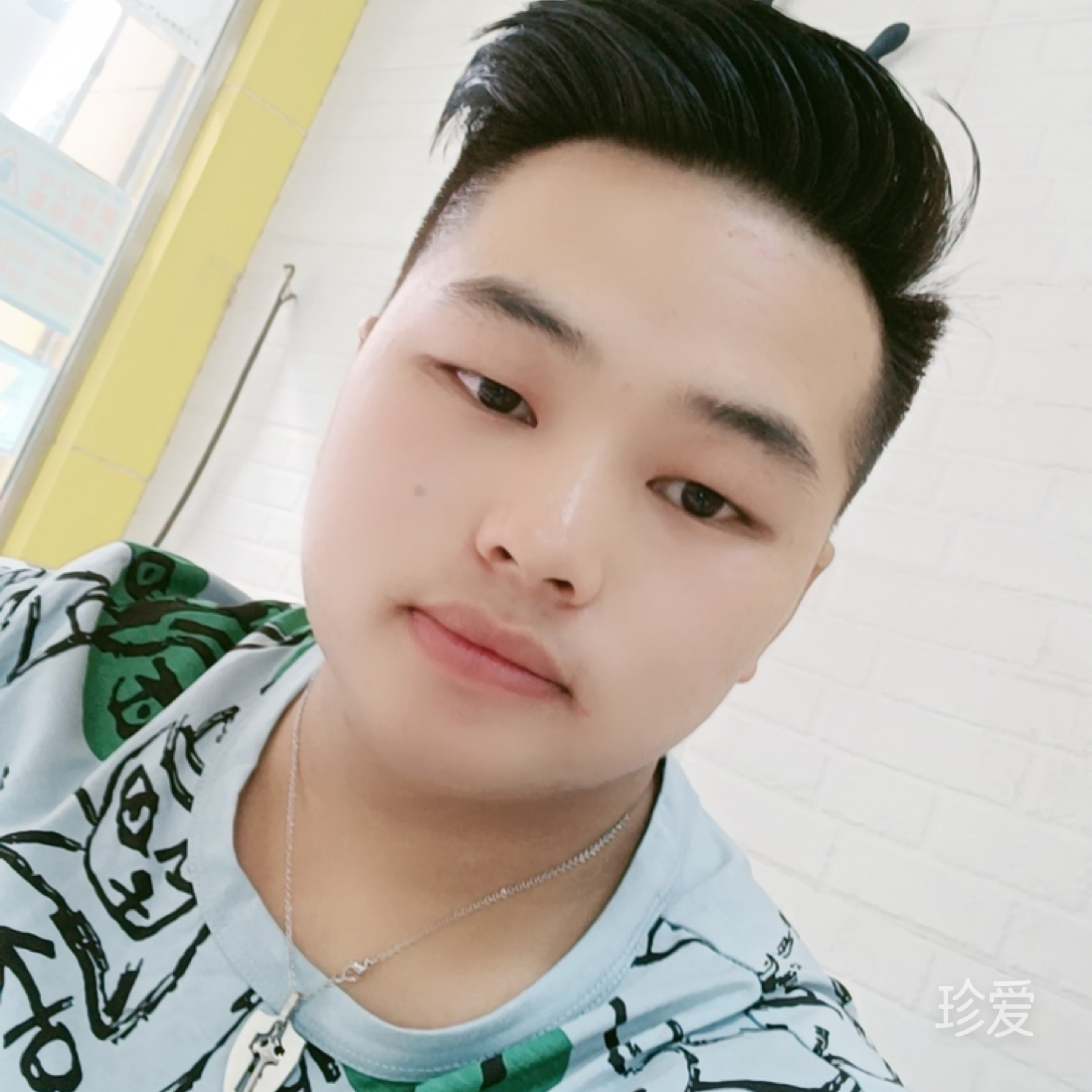 想和你一起牵手手