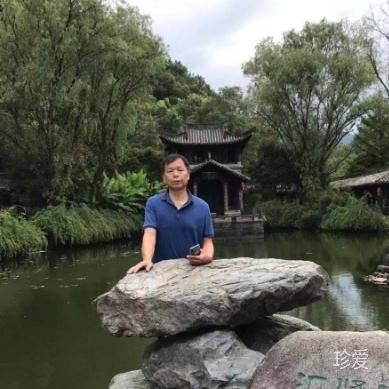 閉仩雙眼默默等待