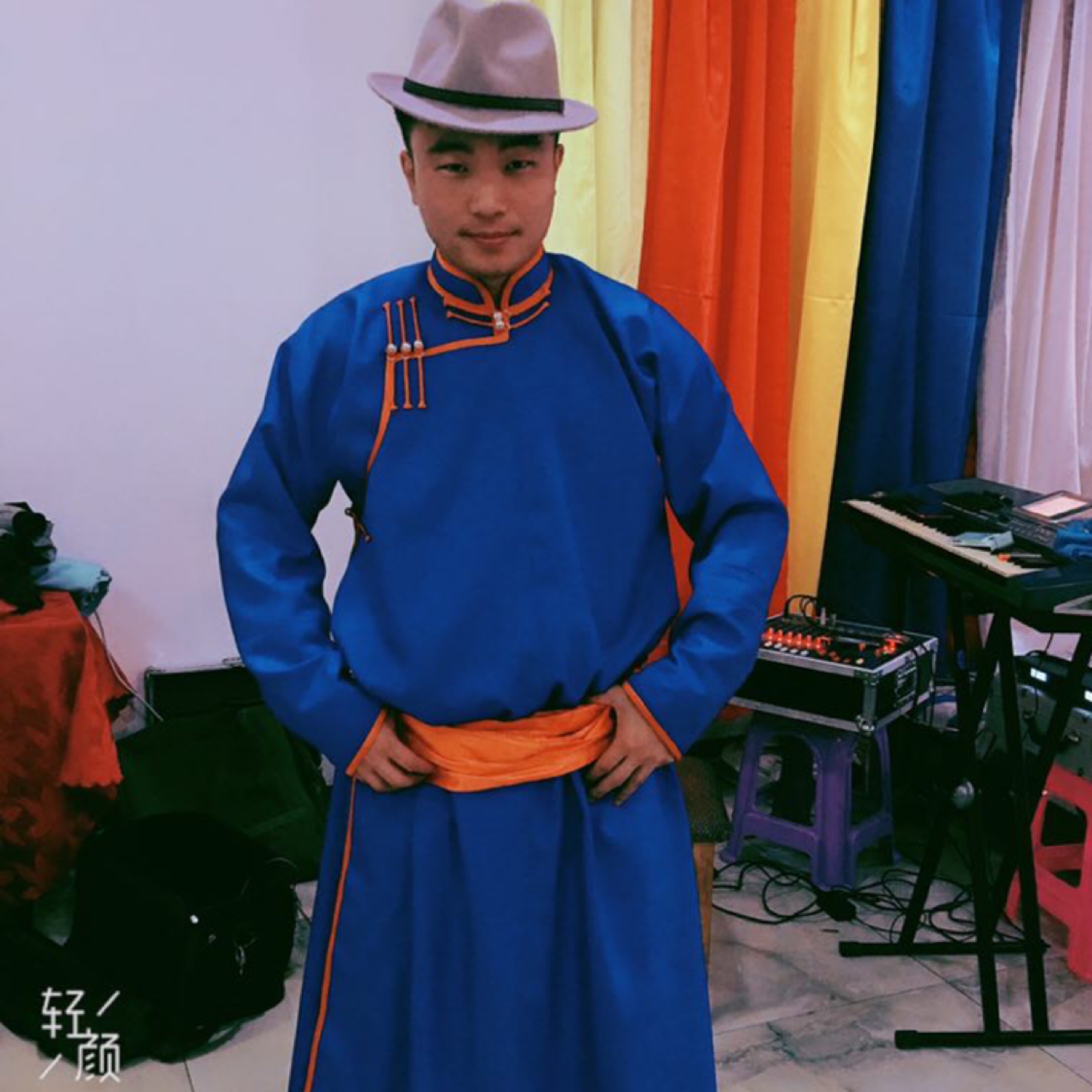 笑起來(lái)沒(méi)眼睛