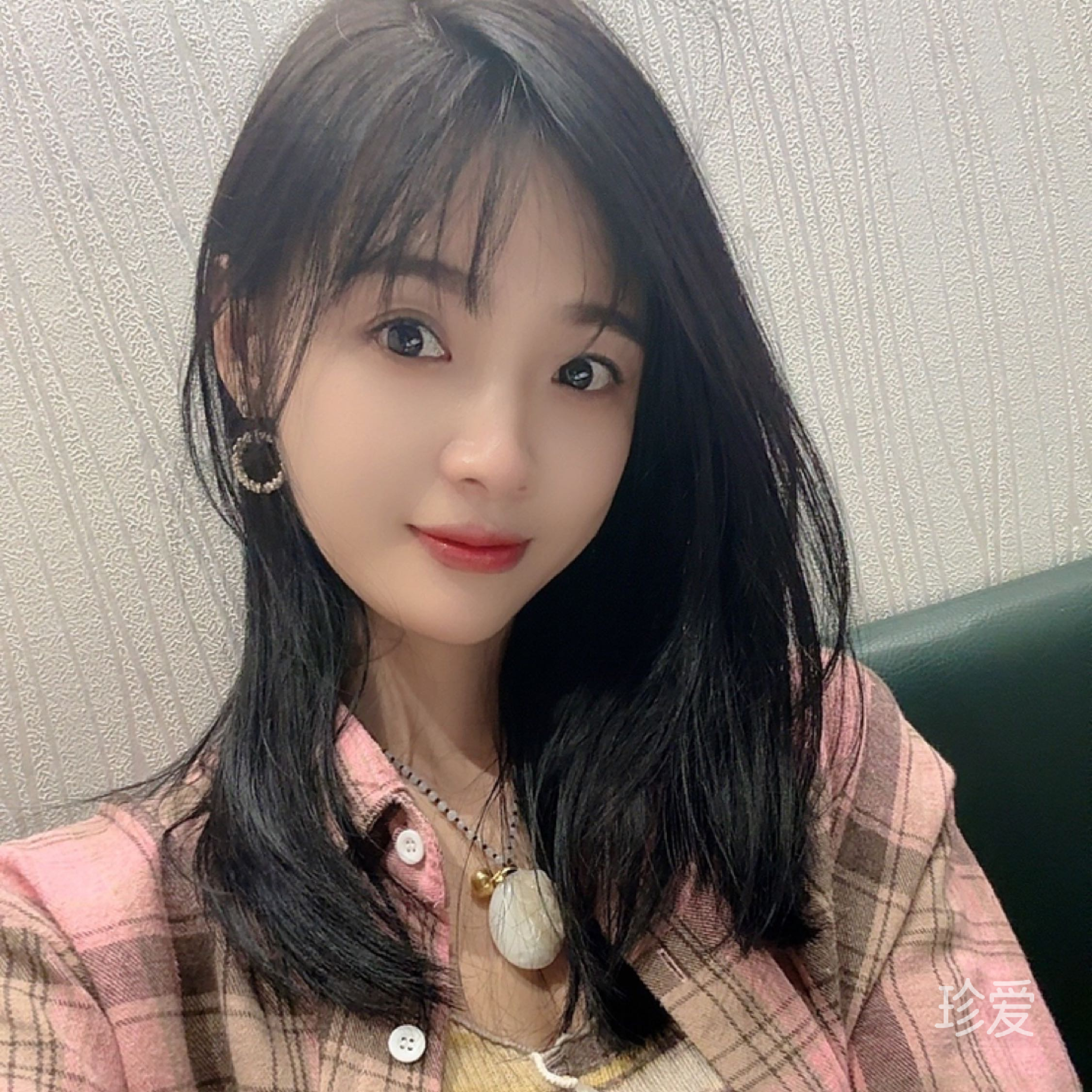 低下頭來(lái)看書(shū)