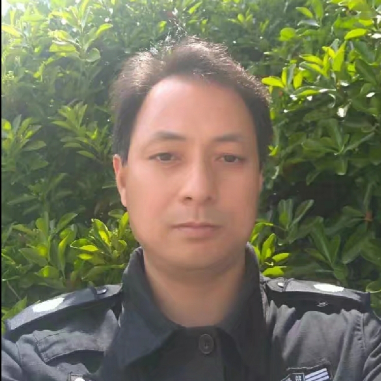 走在迷霧的小巷里