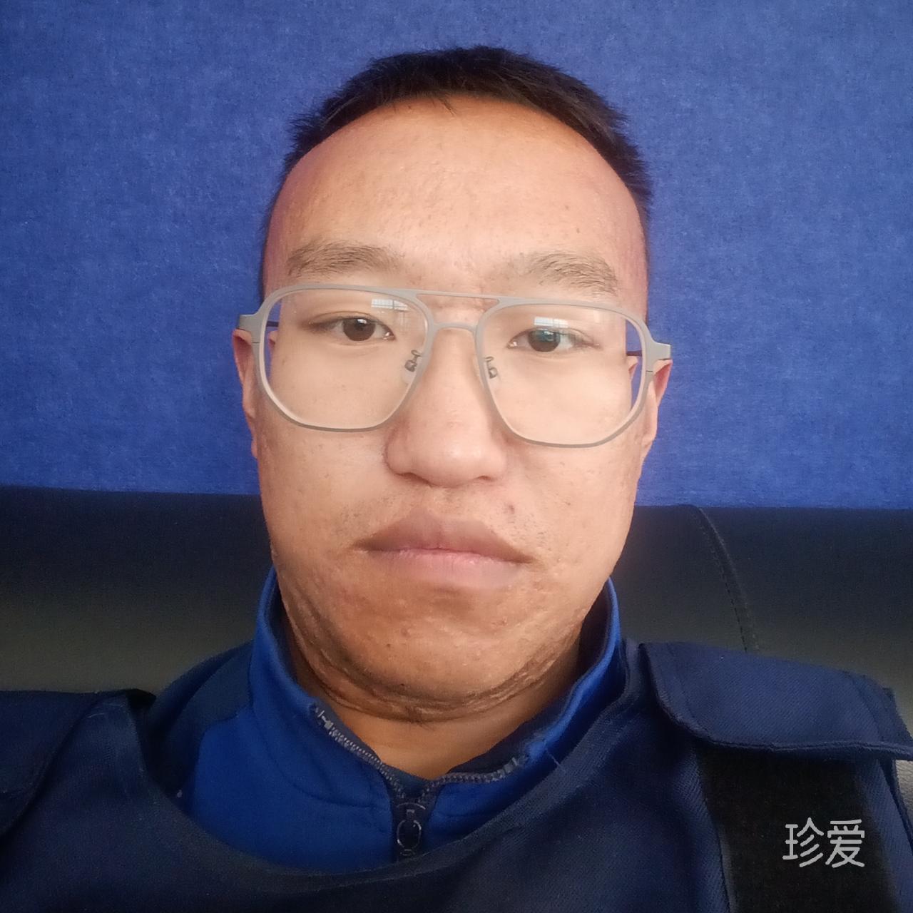 咬著棒棒糖的人