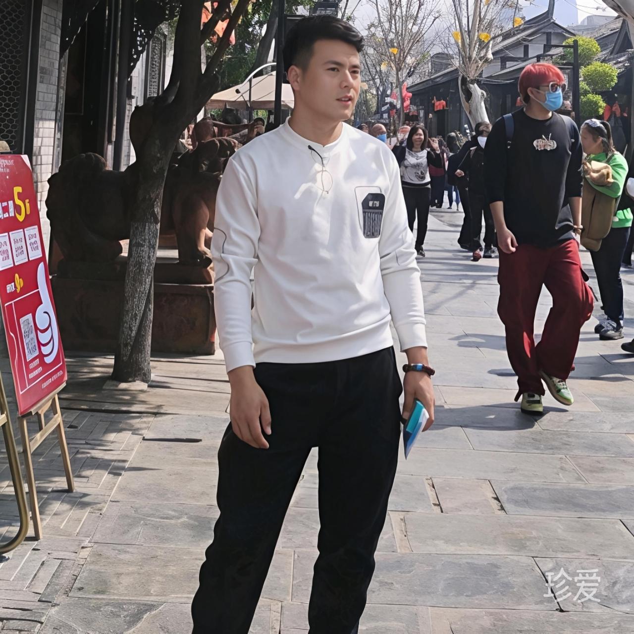 走在迷雾的小巷里