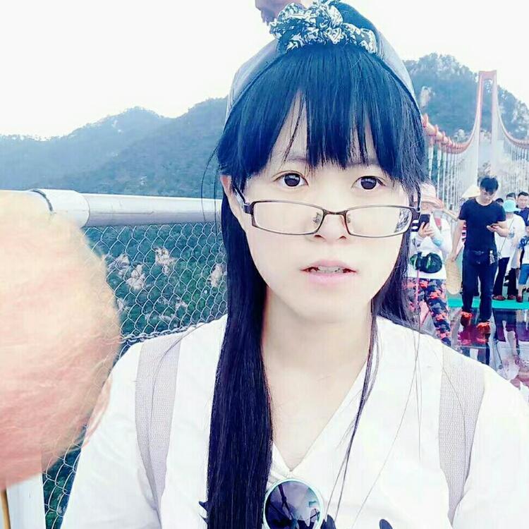 踩蘑菇的小姑娘