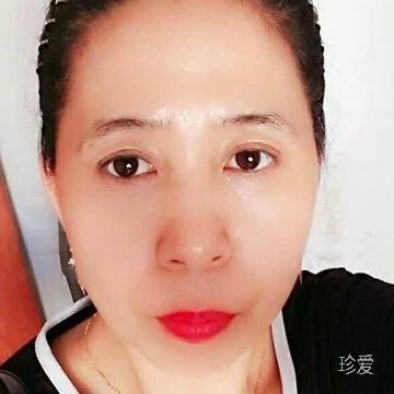 陽(yáng)光照在屋檐下