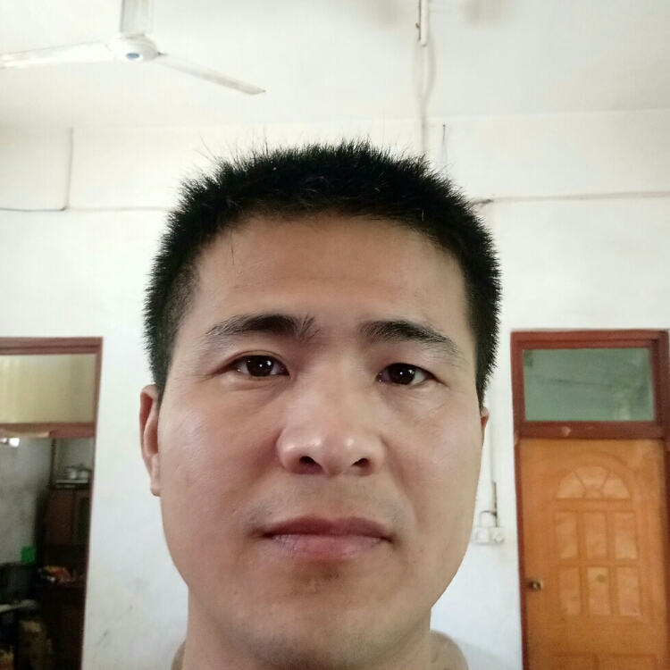 走在迷霧的小巷里