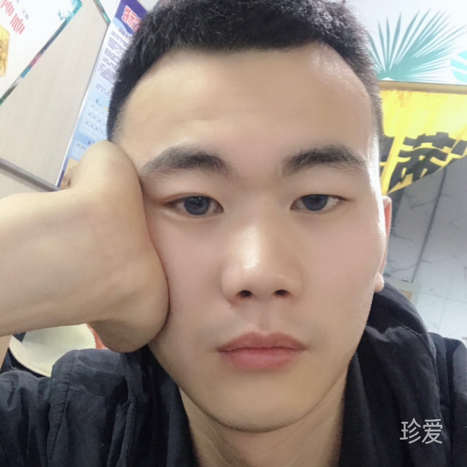 坐在楼顶看月亮