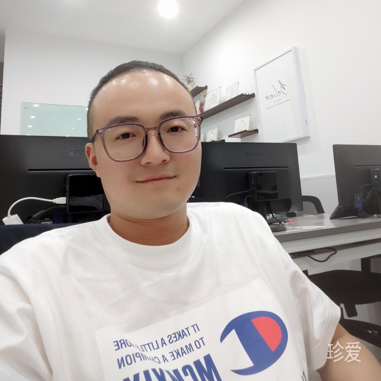 轉(zhuǎn)身撞到樹