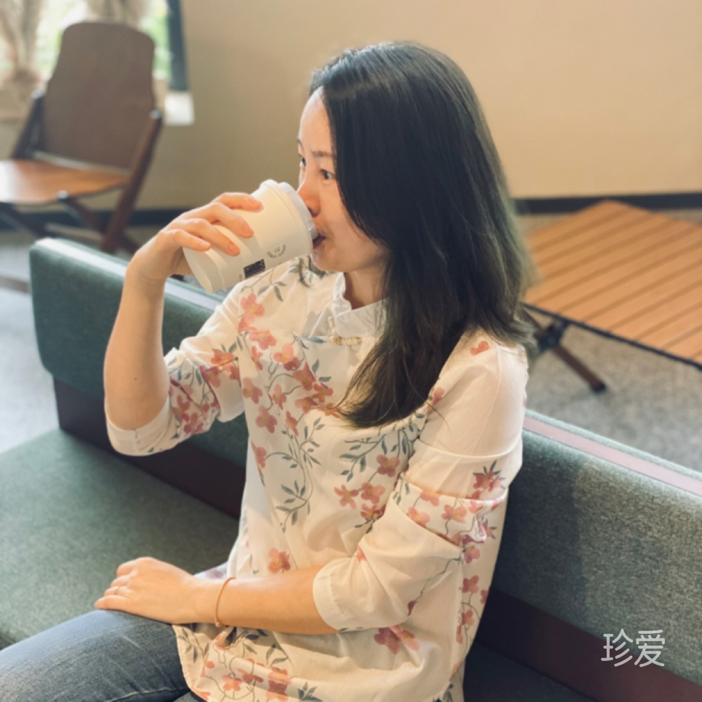 一個人獨(dú)走著