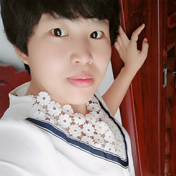 室內(nèi)的小貓