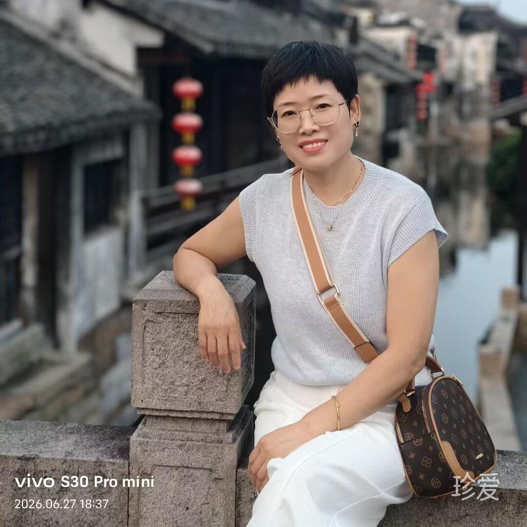 短发姑娘