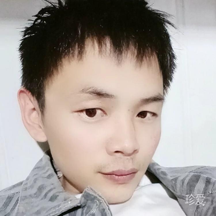 坐在小酒館門口