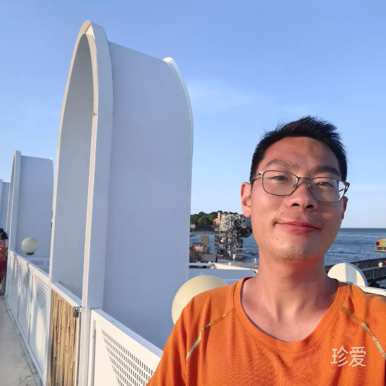 充满爱的小乌