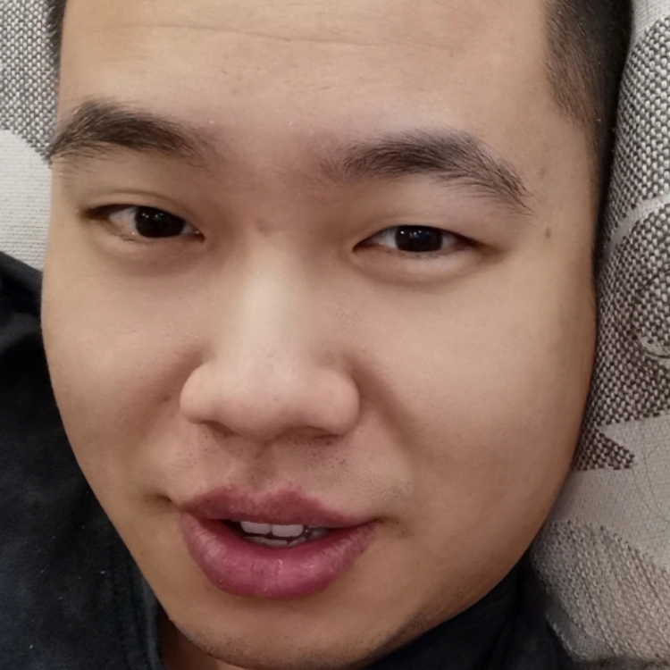 坐在小酒館門口