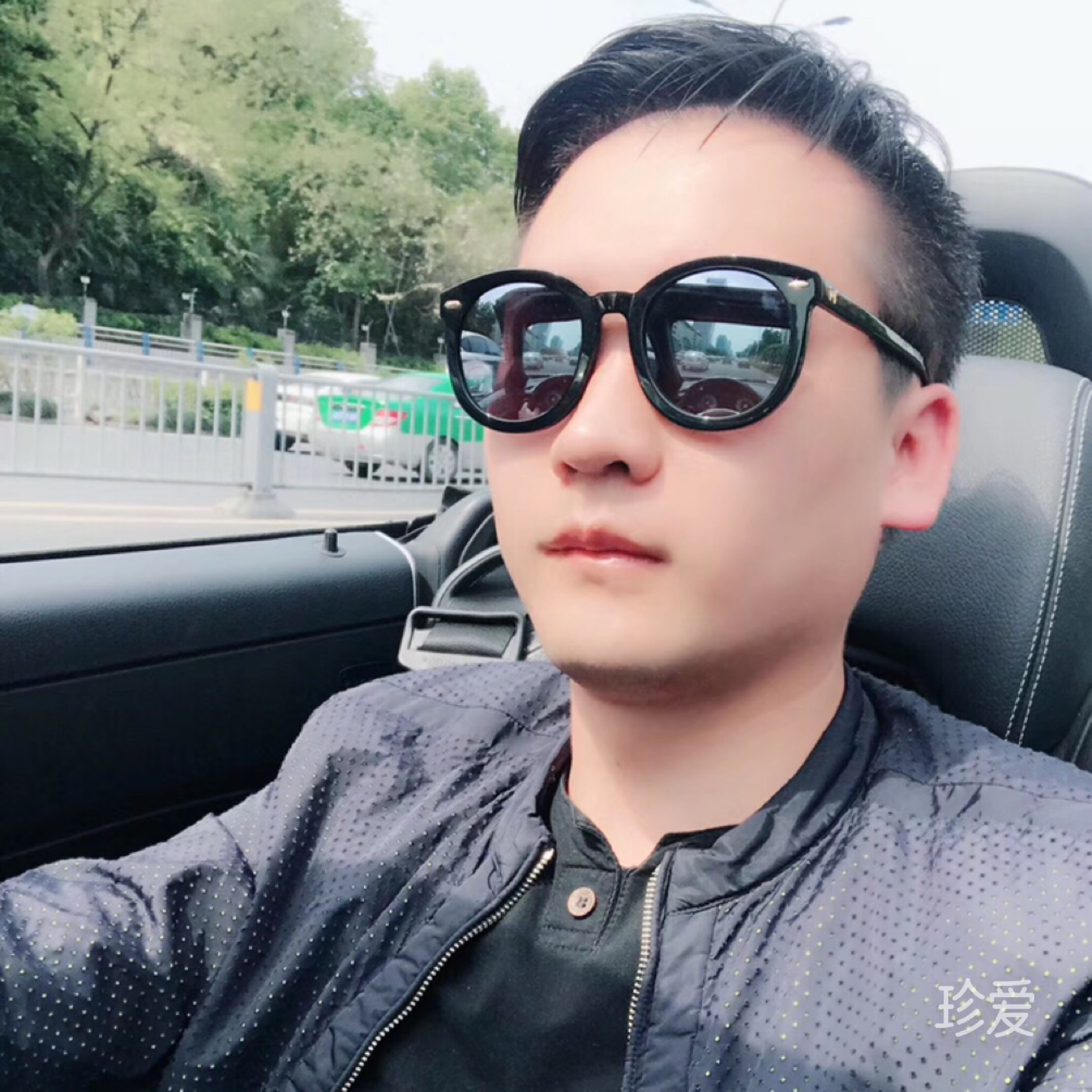 想戴戒指的男人