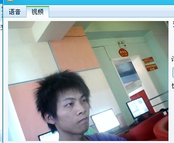 微微、抬手。