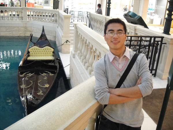 深情望着你的眼