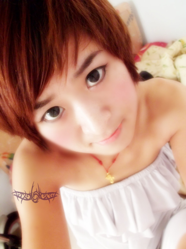 咬咬唇发呆