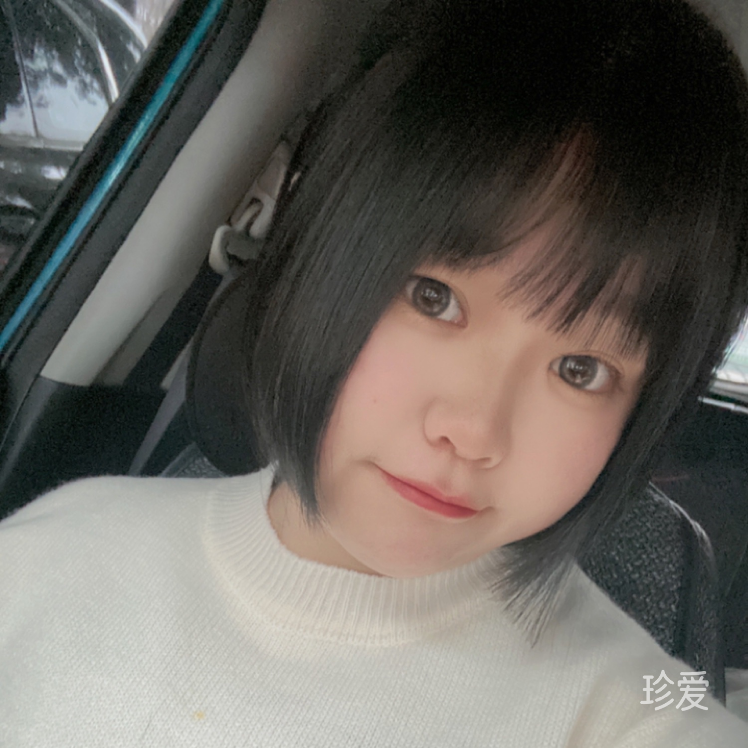 ゝ僅有、微笑＂。