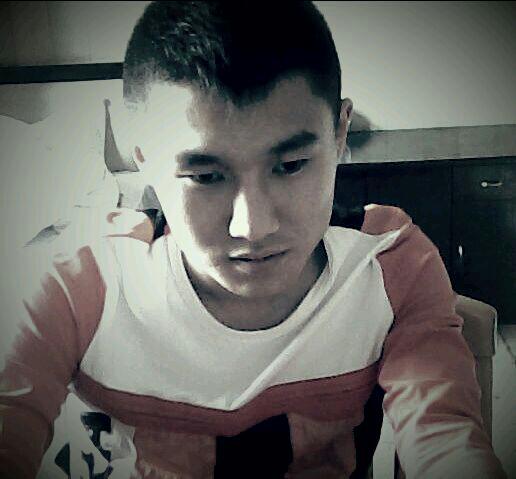 男人玩闹拿钱开道