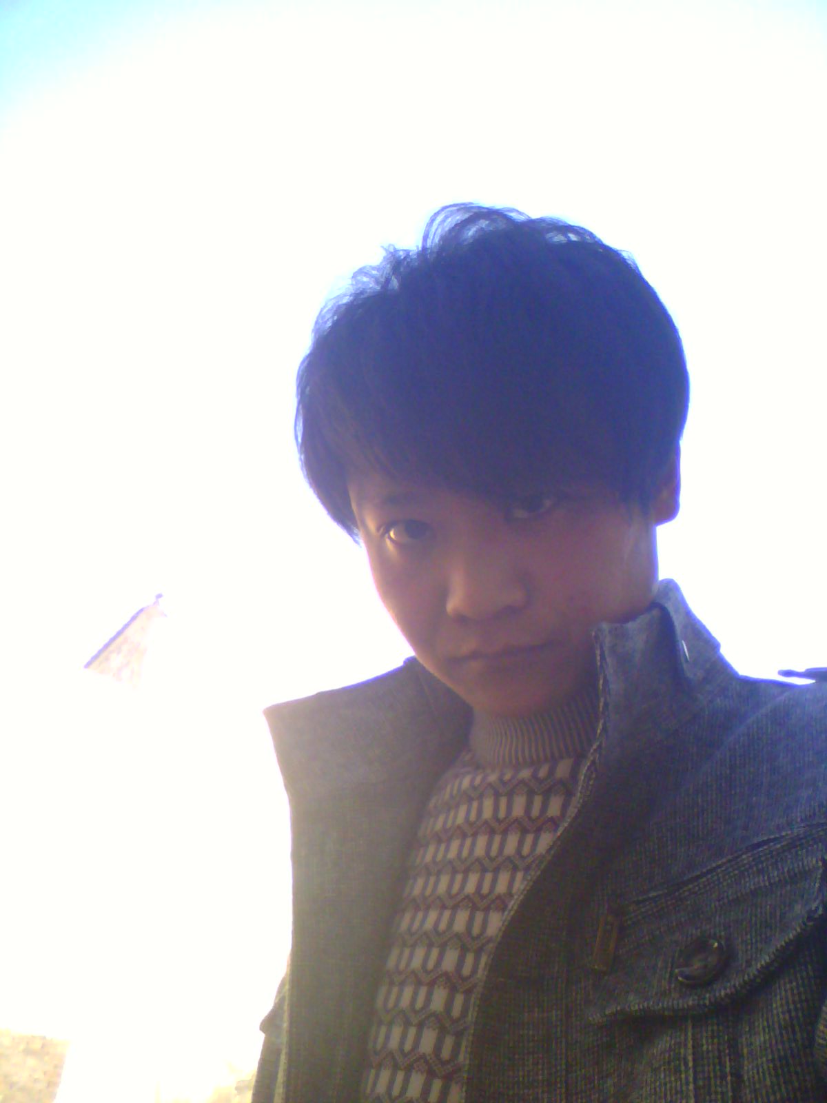 背對(duì)背依靠