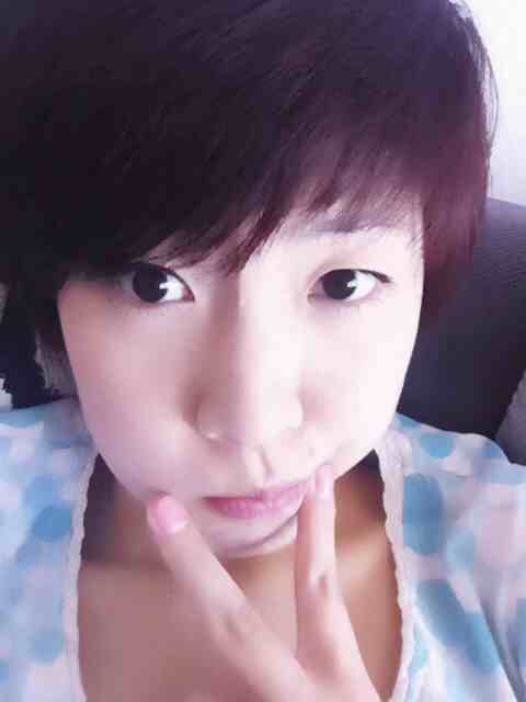 喝红酒的小女孩