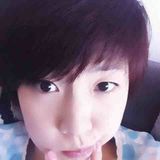 喝红酒的小女孩